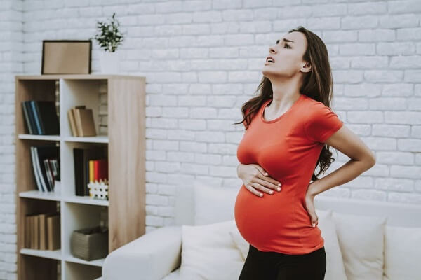 Đau xương sườn khi mang thai phải làm sao?